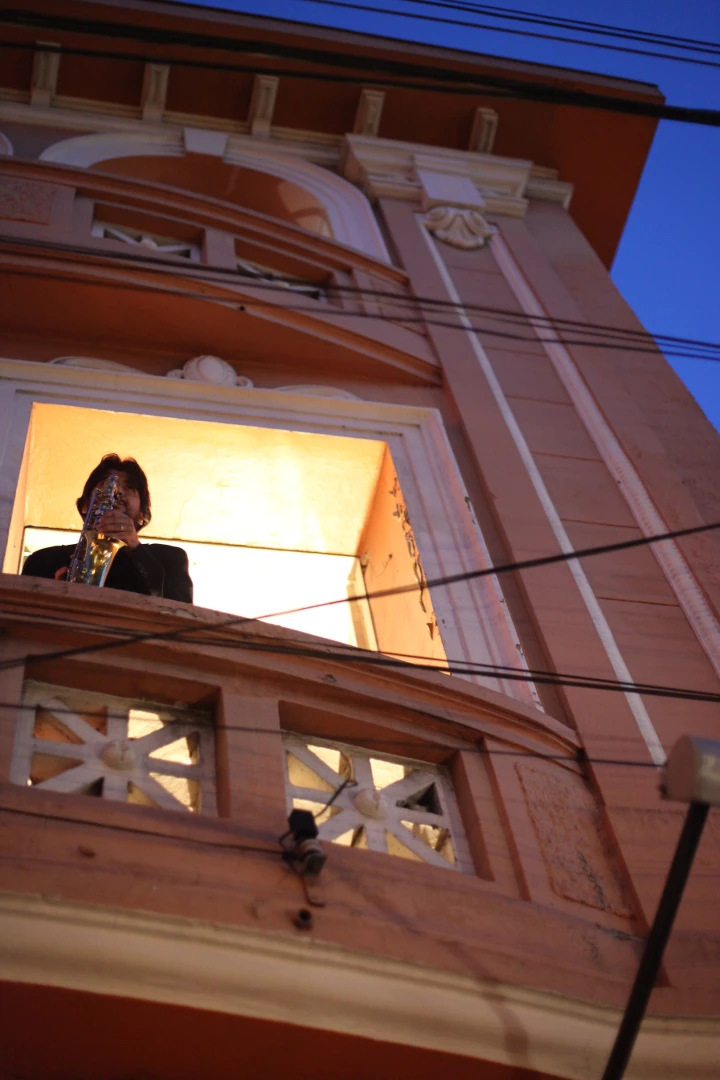 Saxofonista na sacada