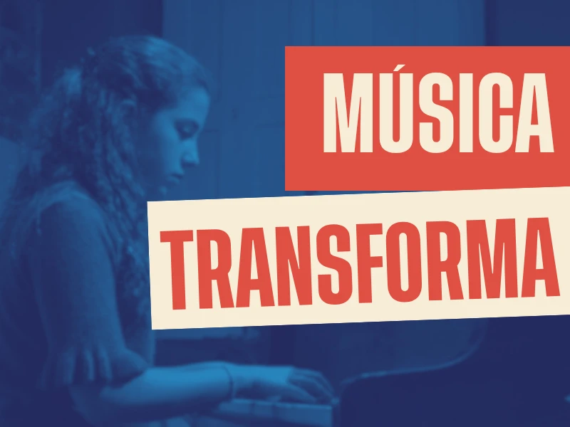 Criança aprendendo instrumento musical — aulas de música infantil na Cordas & Cordas, Porto Alegre