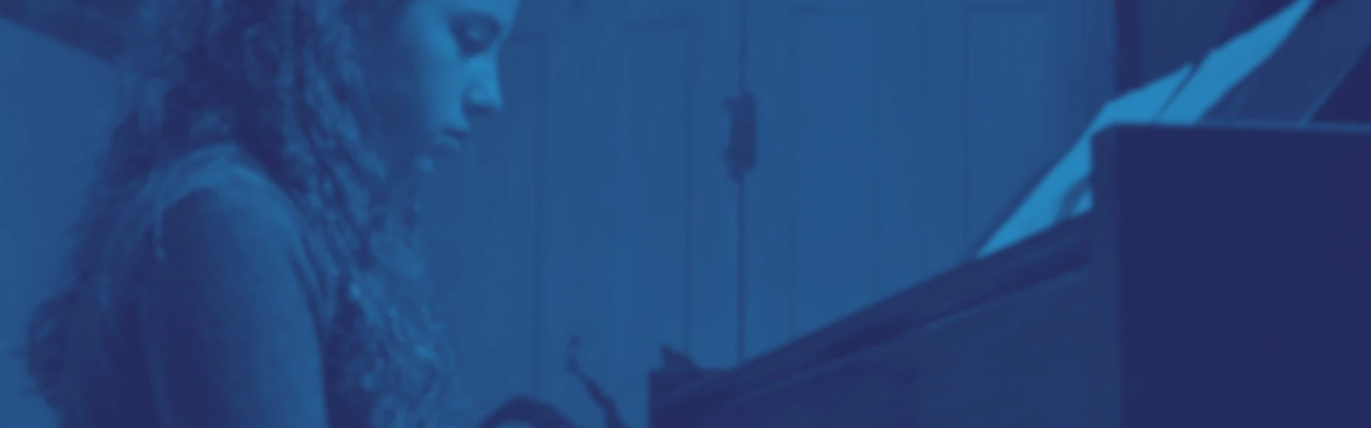 Criança aprendendo instrumento musical — aulas de música infantil na Cordas & Cordas, Porto Alegre